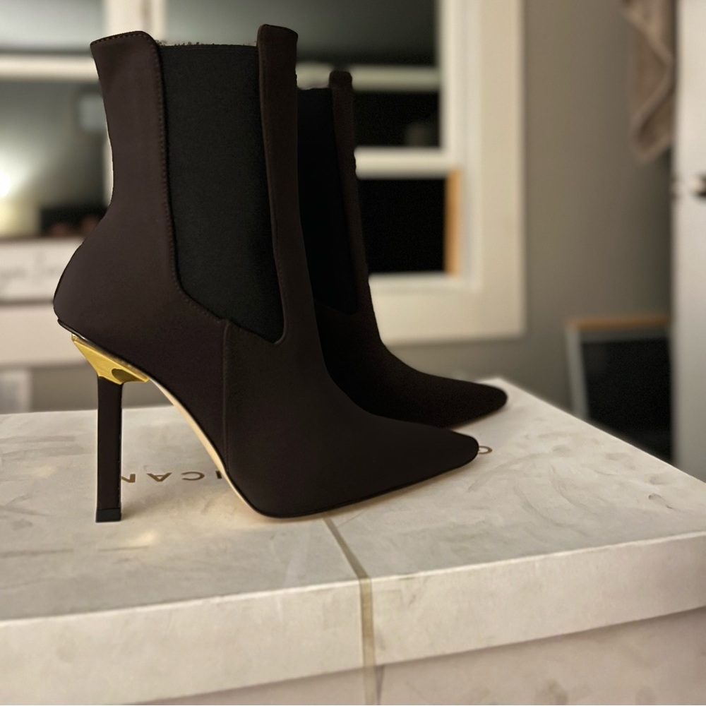 NIB Good American Pointed Chelsea bootie in neoprene